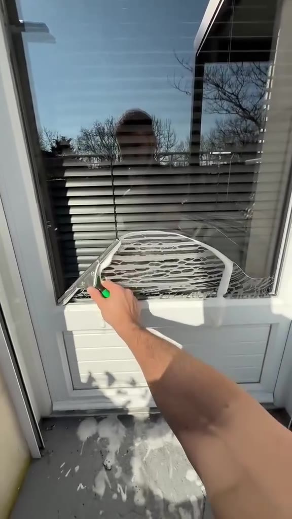 Holiday-prep window clean, Etobicoke detached, all 18 windows